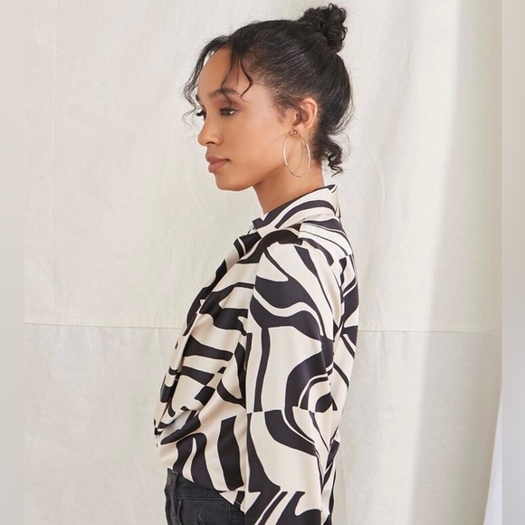 Woman’s Plunging Abstract Print Top - Picture 3 of 5